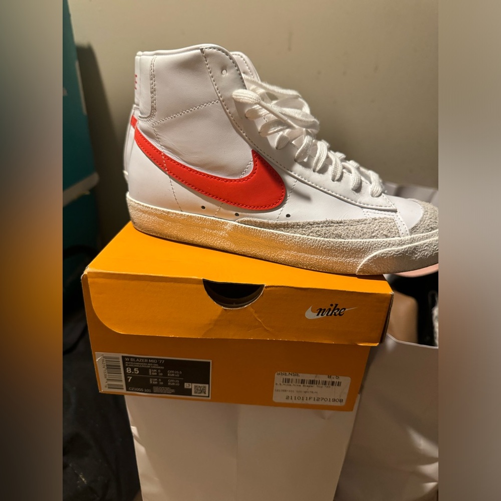 Women Nike Blazer sneakers size 8.5 US gently worn great condition
